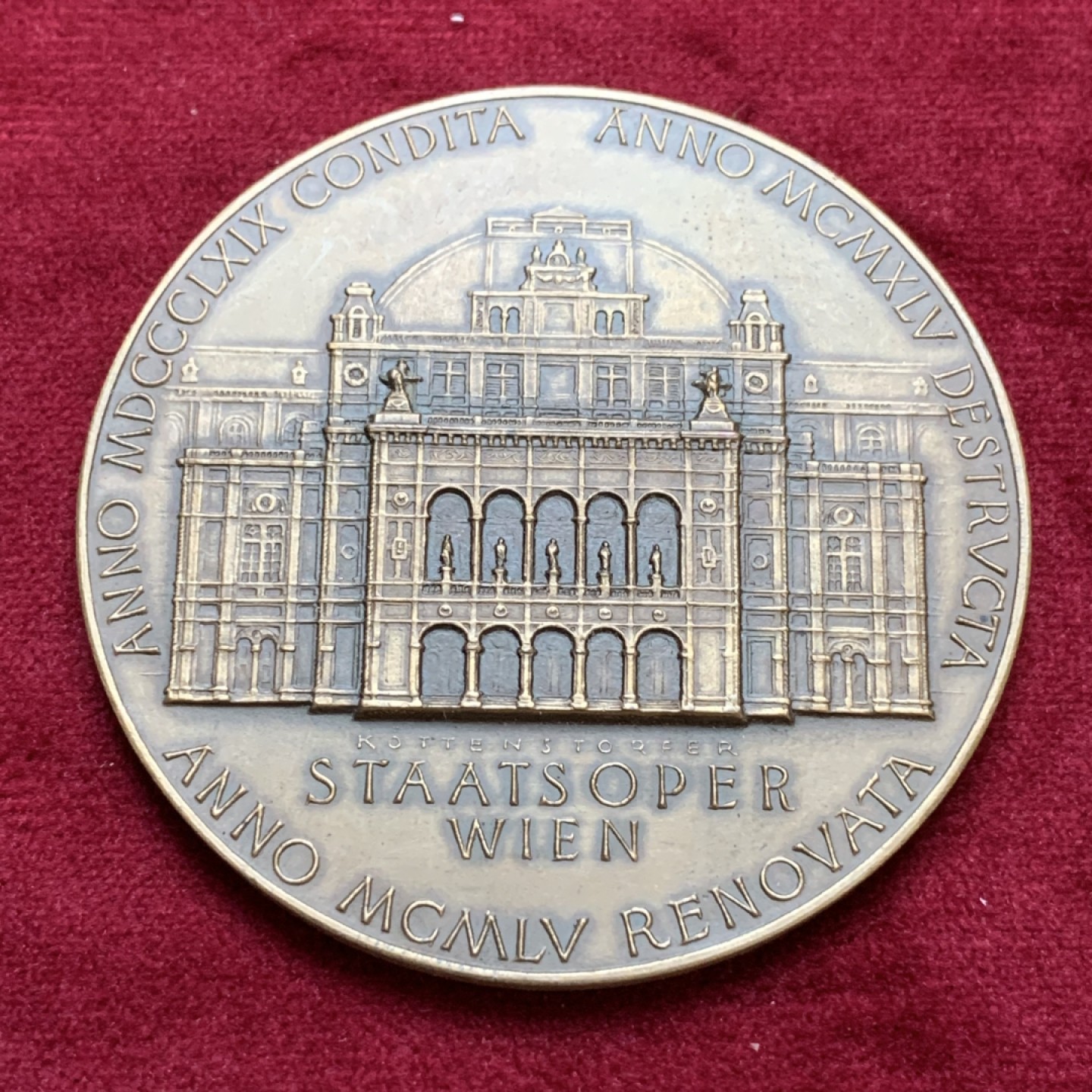 《竞宝斋》第96场-本周日，周一，周四，3场连拍（全场不限金额包邮） 维也纳1955年国家歌剧院修复纪念铜章 直径约60毫米 重量约76.4克