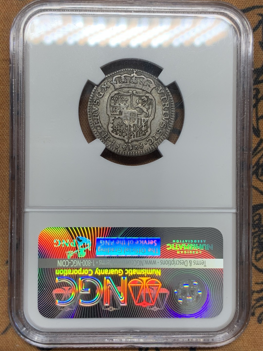 《竞宝斋》第96场-本周日，周一，周四，3场连拍（全场不限金额包邮） 稀少唯一评级记录 NGC VF30 有分不易 西班牙卡洛斯二世 意大利那不勒斯 1688年 Carlino银币 标签面值错误 卡洛斯二世头像很少见！铭文和纹章很完整