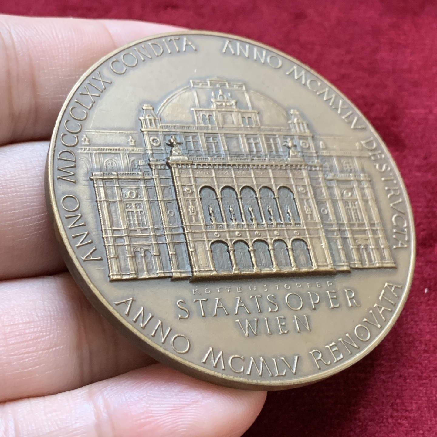 《竞宝斋》第96场-本周日，周一，周四，3场连拍（全场不限金额包邮） 维也纳1955年国家歌剧院修复纪念铜章 直径约60毫米 重量约76.4克