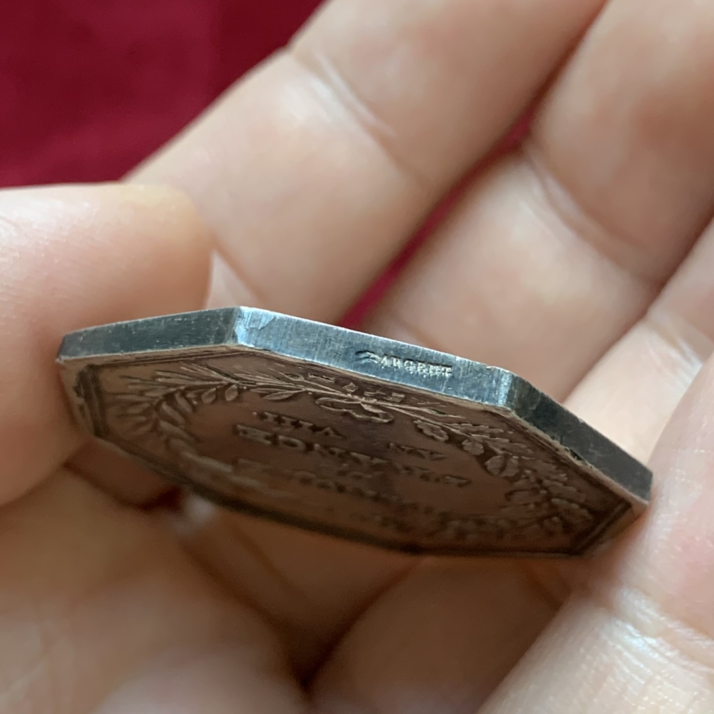 《竞宝斋》第96场-本周日，周一，周四，3场连拍（全场不限金额包邮） 法国法兰西银行大八角代币 早期手指铭 36毫米 23.7克