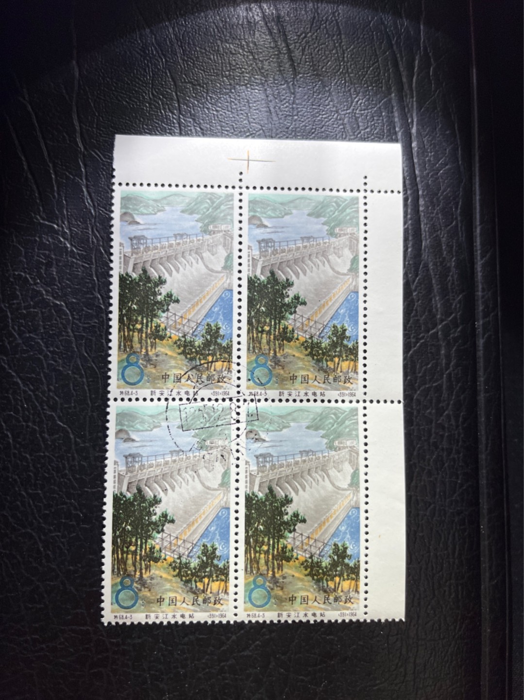 洪涛臻品 精选邮票限时拍卖第三十二期 特68新安江4-3盖销 四方连，中心戳，品相可以用完美来形容，右上直角边，色线， 版撕全品嘎嘎绝，背胶雪白，非常漂亮。解放初的经典票，整版撕开，面艳胶白，票挺洁净，齿孔完美，收藏评级两相宜。老纪特的版票资源十分稀缺难寻，机会来临时必须抓住。