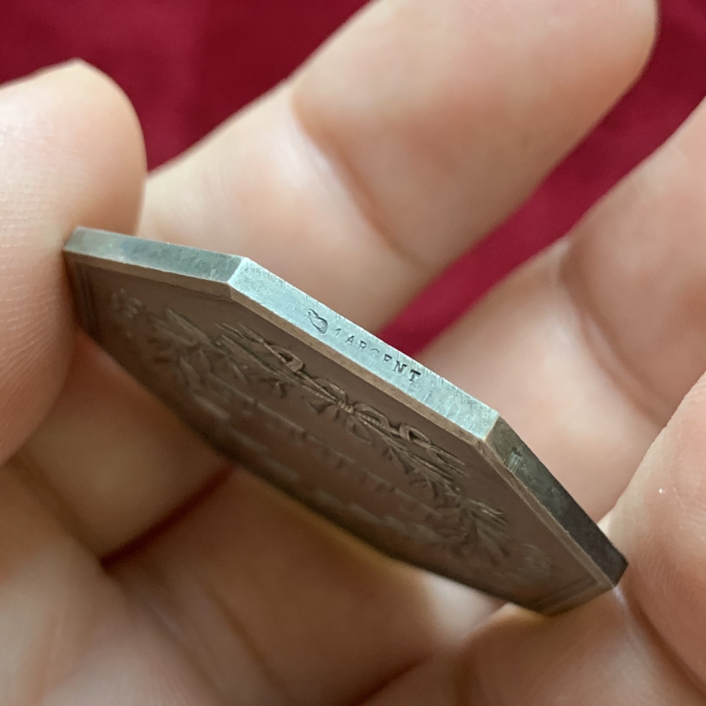 《竞宝斋》第96场-本周日，周一，周四，3场连拍（全场不限金额包邮） 法国1834年鸢尾花纹章大八角代币  丰饶角边铭 36.5毫米 20.7克