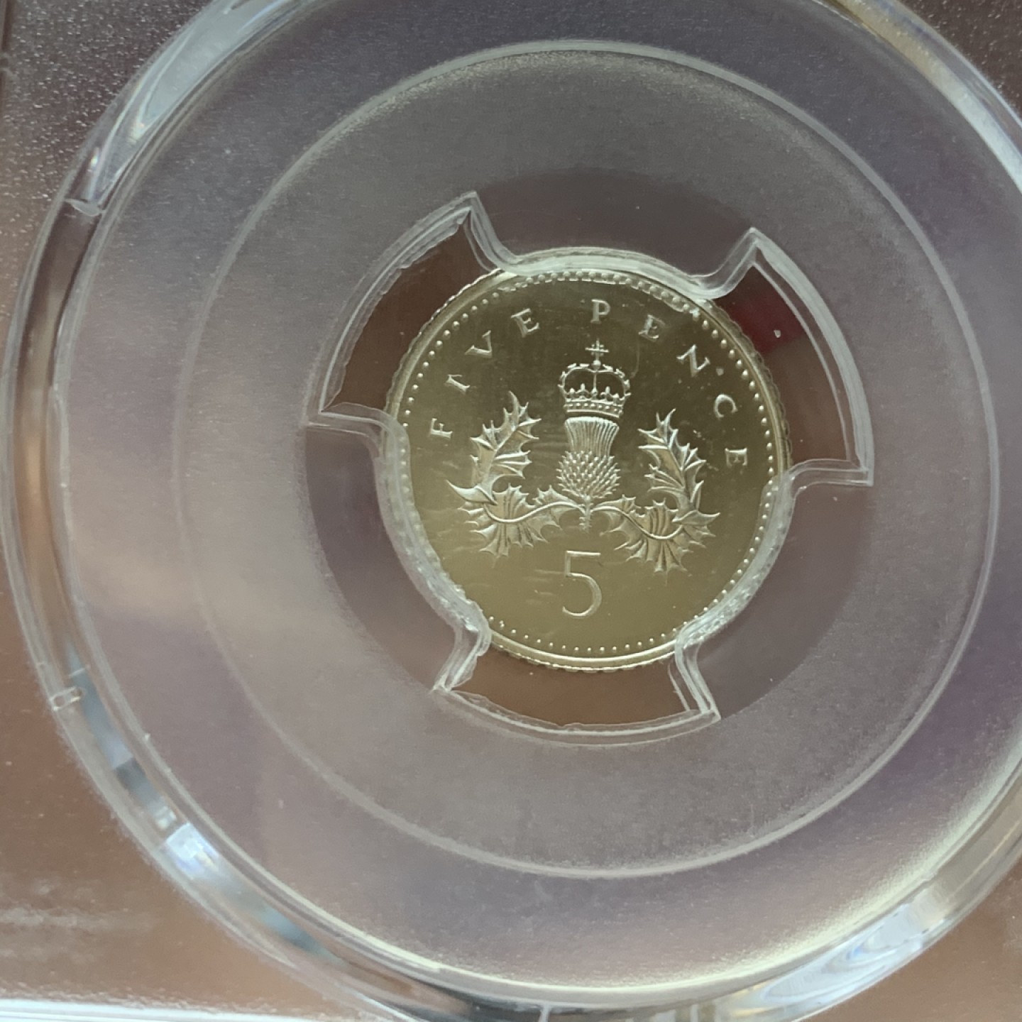 《竞宝斋》第96场-本周日，周一，周四，3场连拍（全场不限金额包邮） PCGS PR68-69 DCAM 英国 1990年 精制5便士银币大小版一对（带原盒）（冠军+亚军分）深度镜面 发行量35000枚