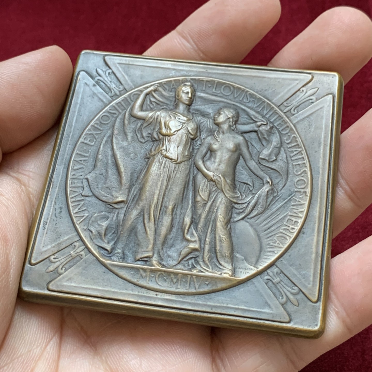 《竞宝斋》第96场-本周日，周一，周四，3场连拍（全场不限金额包邮） 1904年圣路易斯世博会银牌奖章 百年浓郁包浆，带原盒难得，发行量11550枚