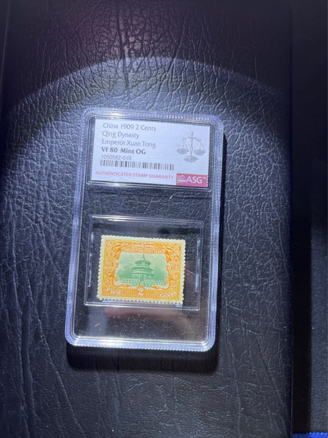 洪涛臻品 精选邮票限时拍卖第三十三期 宣统登基2分新  ASG80OG，撕大块送评，比某涌网能买到的普通全品状态好，105号最新出的极严评高配版80分。 清代宣统邮票发行量仅100万套，历时久远，战乱动荡与自然条件的变迁后，留存至今带有原胶的已经且无贴的已经寥寥无几，这其中能评到85分属于百里挑一的品相。 评级资源枯竭，随时大涨，注意捡漏