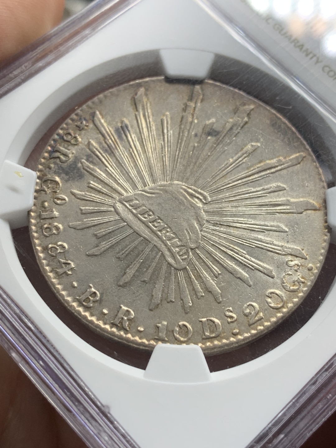 《竞宝斋》第96场-本周日，周一，周四，3场连拍（全场不限金额包邮） NGC AU58墨西哥1884年花边鹰洋8R银币 边缘环彩