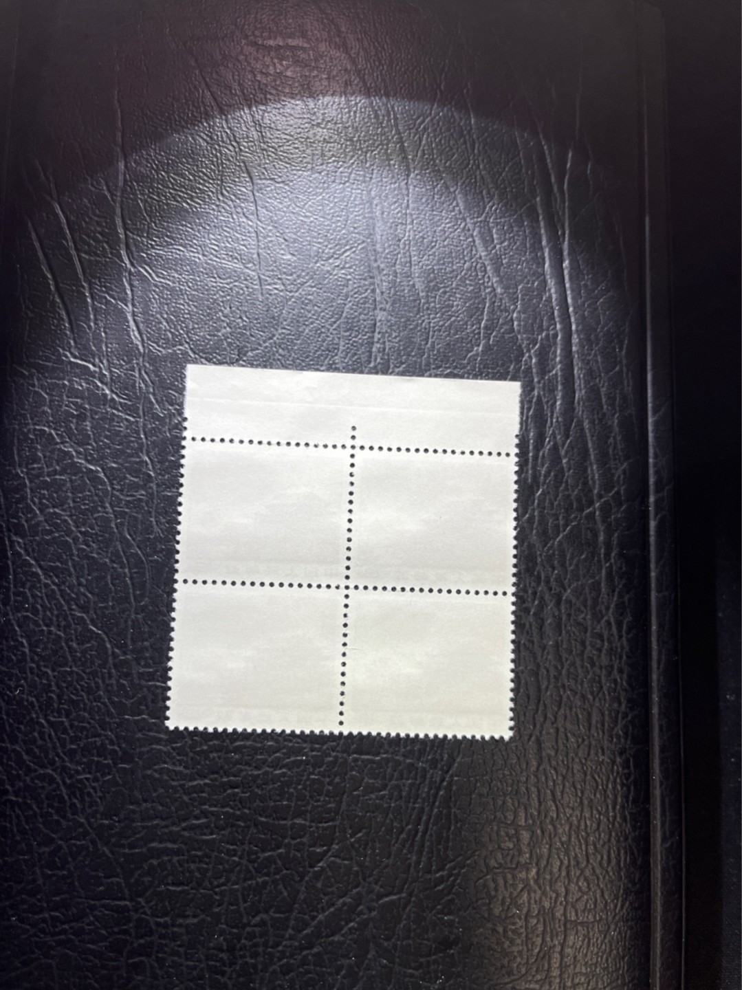洪涛臻品 精选邮票限时拍卖第三十二期 普无号 天安门红太阳  上数字  四连一组，三俗稀缺，版撕嘎嘎绝，收藏级品相，集邮册中不可或缺的一组。全品可评级，喜欢不要错过