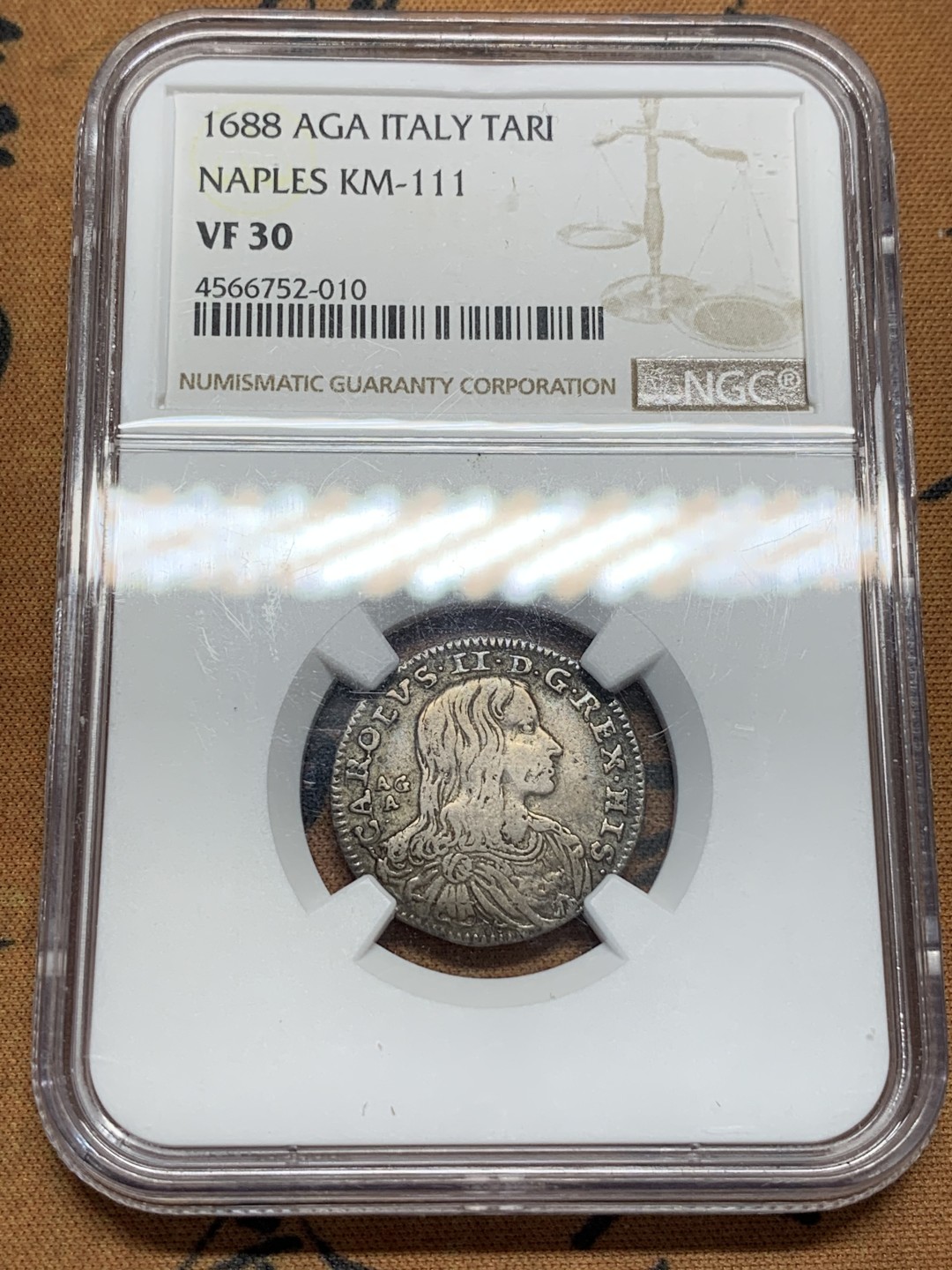 《竞宝斋》第96场-本周日，周一，周四，3场连拍（全场不限金额包邮） 稀少唯一评级记录 NGC VF30 有分不易 西班牙卡洛斯二世 意大利那不勒斯 1688年 Carlino银币 标签面值错误 卡洛斯二世头像很少见！铭文和纹章很完整