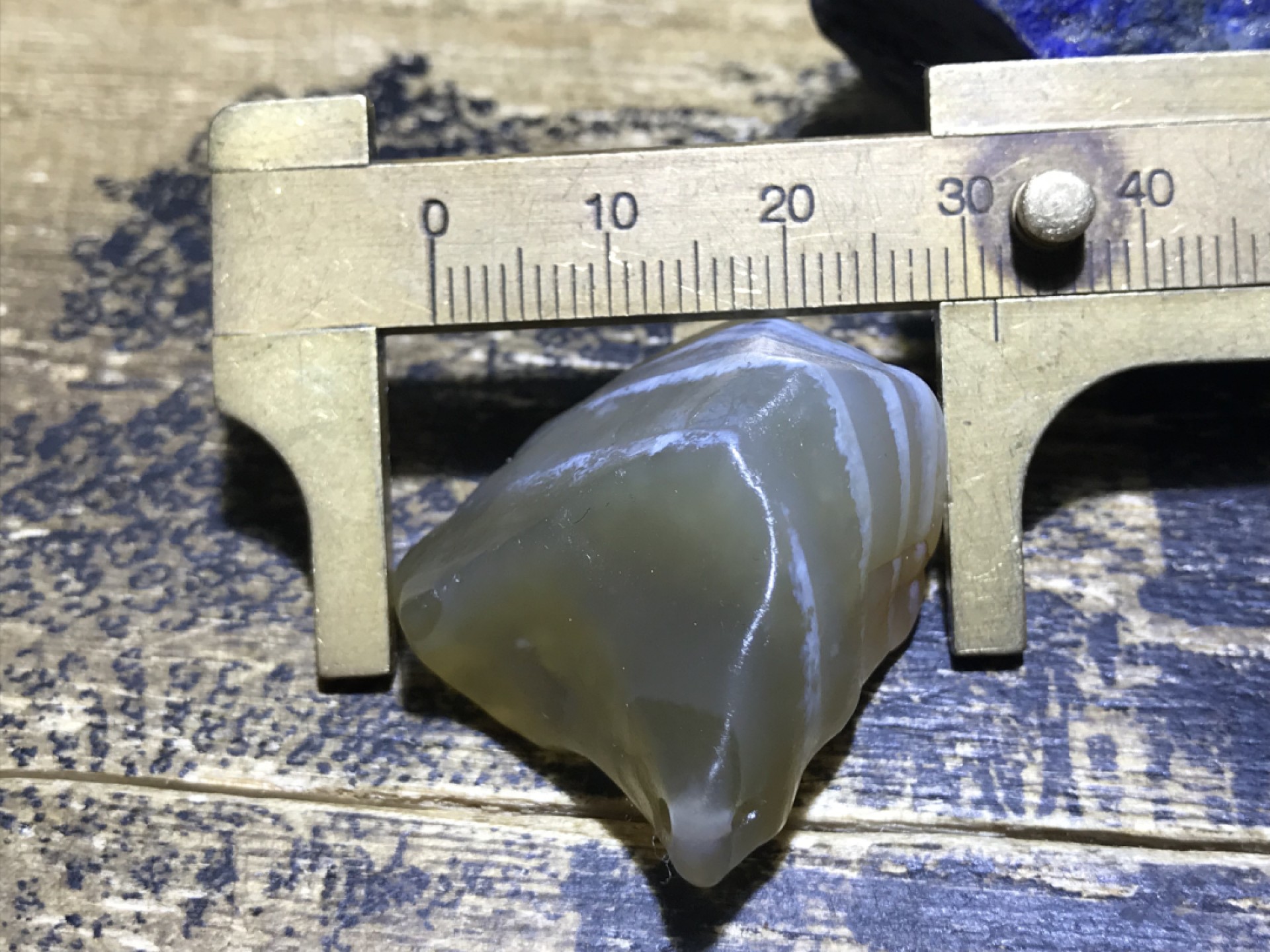 天然戈壁阿拉善糖料玛瑙原石吊坠一个，