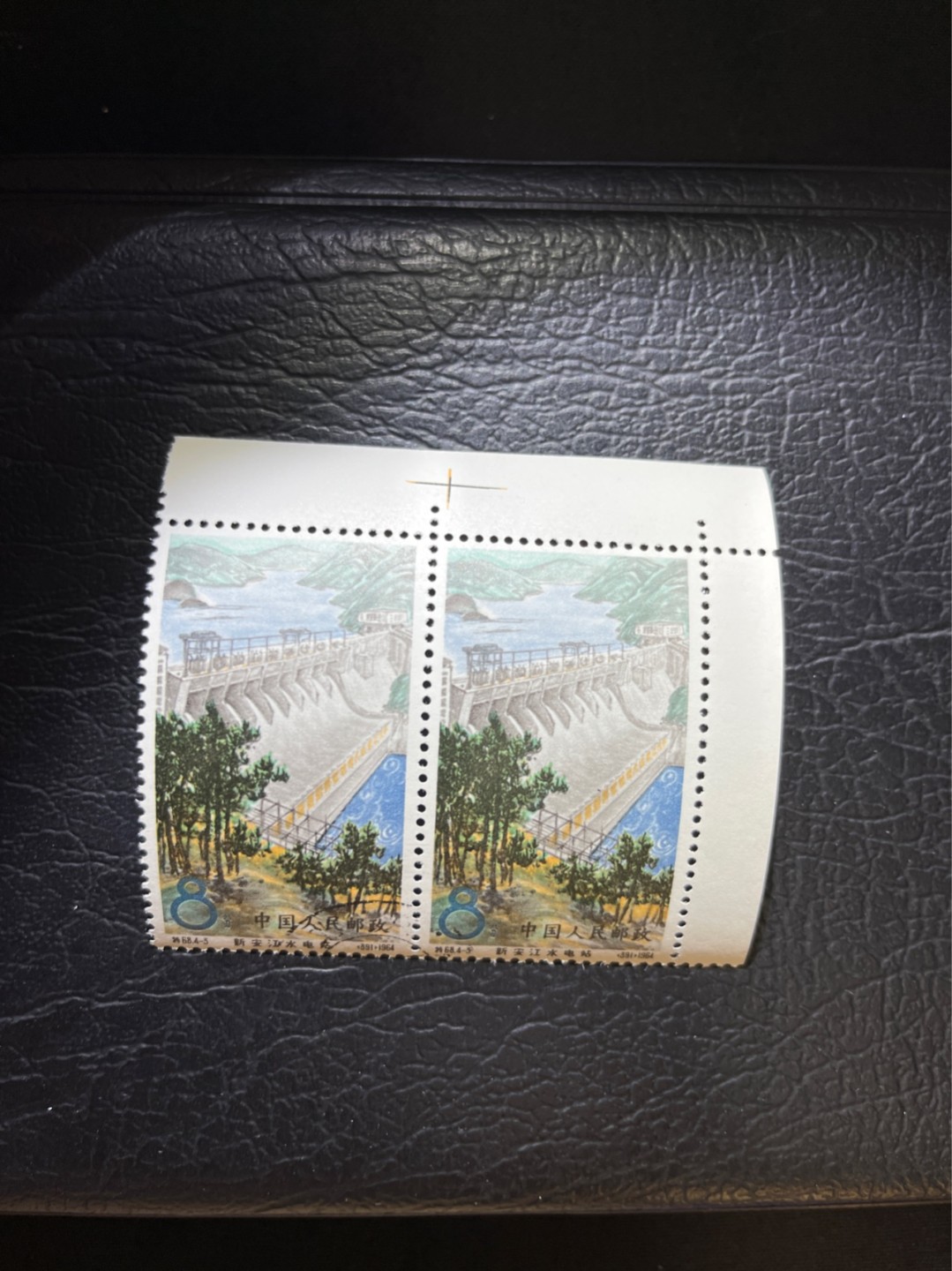洪涛臻品 精选邮票限时拍卖第三十三期 特68  新安江 4-3盖销，直角边色线小票2枚，角笔直坚挺，赏心悦目，版撕全品嘎嘎绝，解放初的经典票，整版撕开，面艳胶白，票挺洁净，齿孔完美，收藏评级两相宜，且有色标高附加值边纸。老纪特的版票资源十分稀缺难寻，机会来临时必须抓住。