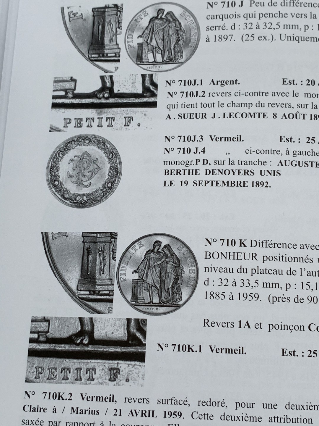 《竞宝斋》第96场-本周日，周一，周四，3场连拍（全场不限金额包邮） 法国 结婚 纪念章 目录 厚达 320页 重达1.6公斤 A4纸大小 亏运费的品种 不过介绍的非常详细 版本众多
