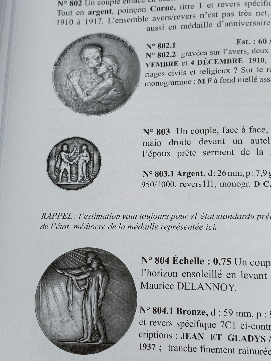 《竞宝斋》第96场-本周日，周一，周四，3场连拍（全场不限金额包邮） 法国 结婚 纪念章 目录 厚达 320页 重达1.6公斤 A4纸大小 亏运费的品种 不过介绍的非常详细 版本众多