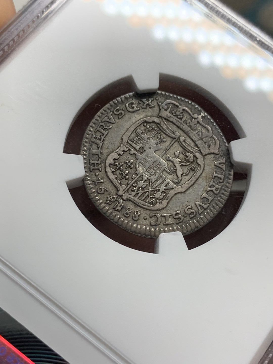 《竞宝斋》第96场-本周日，周一，周四，3场连拍（全场不限金额包邮） 稀少唯一评级记录 NGC VF30 有分不易 西班牙卡洛斯二世 意大利那不勒斯 1688年 Carlino银币 标签面值错误 卡洛斯二世头像很少见！铭文和纹章很完整