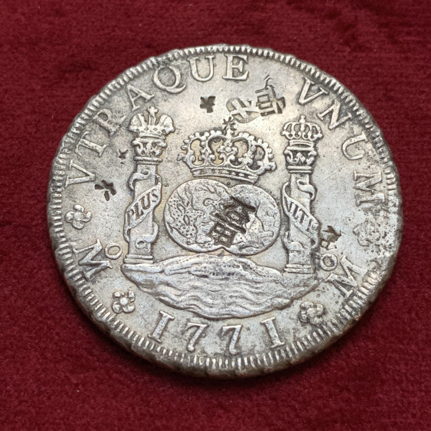 《竞宝斋》第96场-本周日，周一，周四，3场连拍（全场不限金额包邮） 细节清晰包浆均匀 地球双柱 1771年 墨西哥 卡洛斯三世 8里亚尔 银币 图案细节很清晰 灰色包浆均匀漂亮 有几个戳