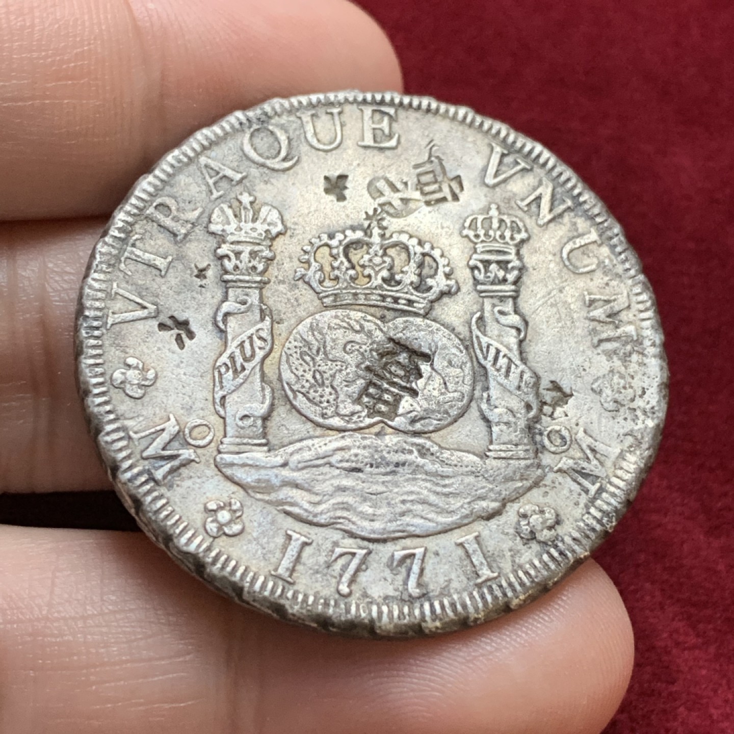 《竞宝斋》第96场-本周日，周一，周四，3场连拍（全场不限金额包邮） 细节清晰包浆均匀 地球双柱 1771年 墨西哥 卡洛斯三世 8里亚尔 银币 图案细节很清晰 灰色包浆均匀漂亮 有几个戳