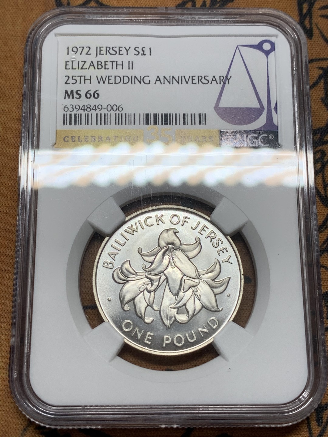 《竞宝斋》第96场-本周日，周一，周四，3场连拍（全场不限金额包邮） NGC MS66 泽西岛1972年 1镑银币 35周年纪念标签
