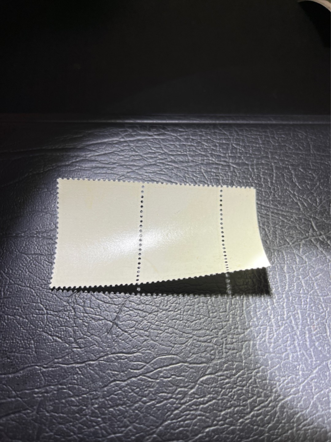 洪涛臻品 精选邮票限时拍卖第三十三期 特63青铜器8-3盖销 左边纸 色标 2连✦总筋✦全品嘎嘎绝，老纪特三俗稀缺，ASG95分新票拍卖价8000多元，版撕全品盖销注意捡漏。解放初的经典票，整版撕开，面艳胶白，票挺洁净，齿孔完美，收藏评级两相宜，且有高附加值边纸。老纪特的版票资源十分稀缺难寻，机会来临时必须抓住。