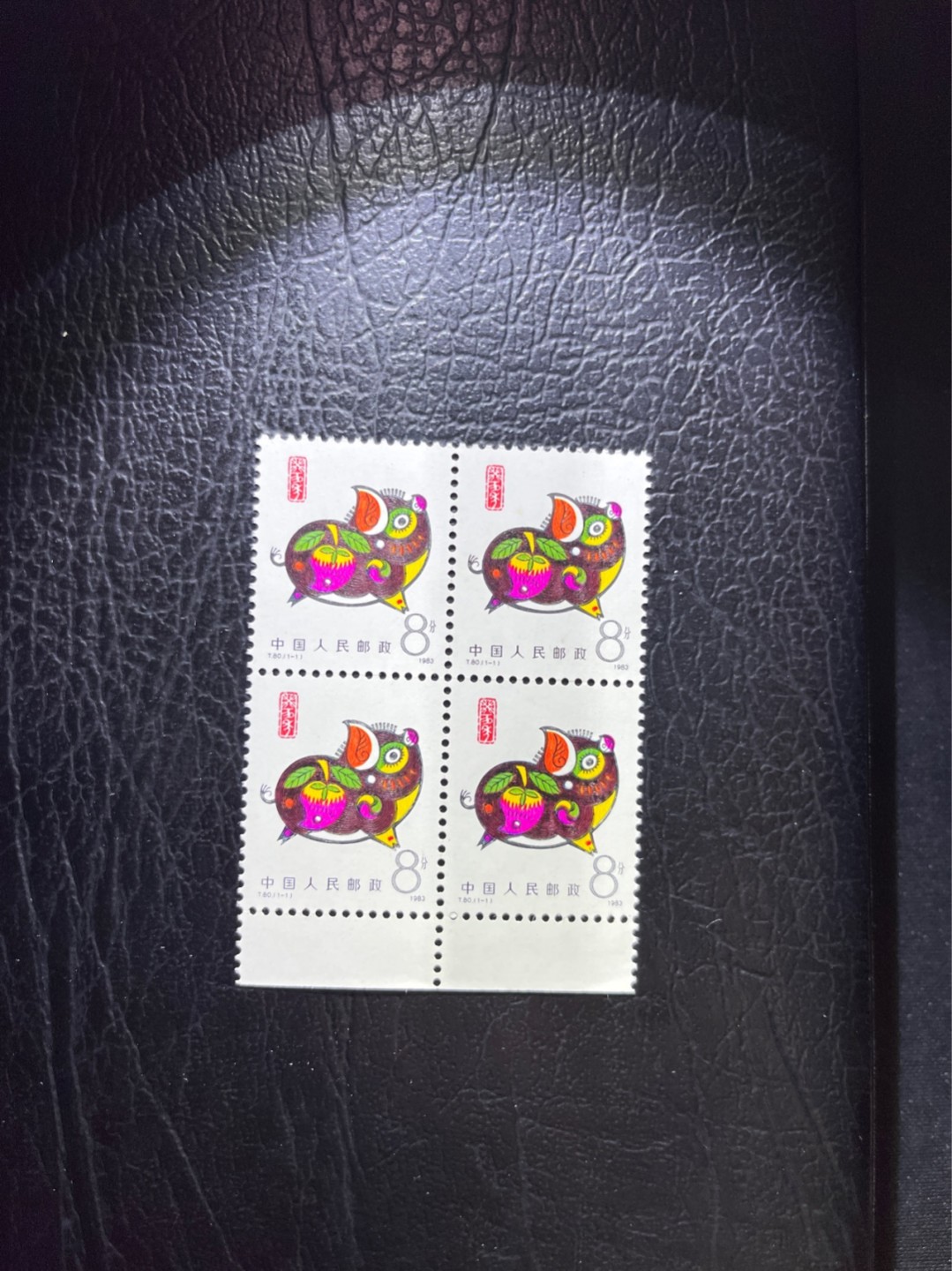 洪涛臻品 精选邮票限时拍卖第三十七期 T80生肖猪 方连一组  版撕全品嘎嘎绝，齿孔饱满，背面雪白，带硅胶手套撕版没有触痕，可评级。版撕红猪数量有限，注意捡漏