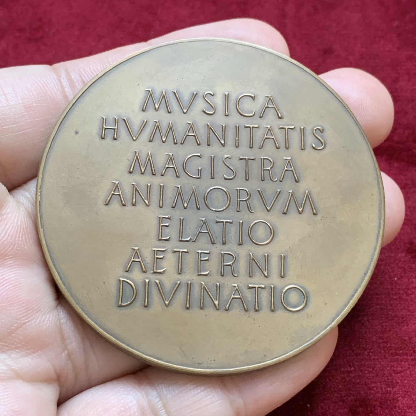 《竞宝斋》第96场-本周日，周一，周四，3场连拍（全场不限金额包邮） 维也纳1955年国家歌剧院修复纪念铜章 直径约60毫米 重量约76.4克