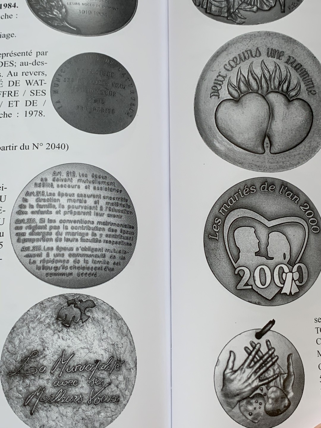 《竞宝斋》第96场-本周日，周一，周四，3场连拍（全场不限金额包邮） 法国 结婚 纪念章 目录 厚达 320页 重达1.6公斤 A4纸大小 亏运费的品种 不过介绍的非常详细 版本众多