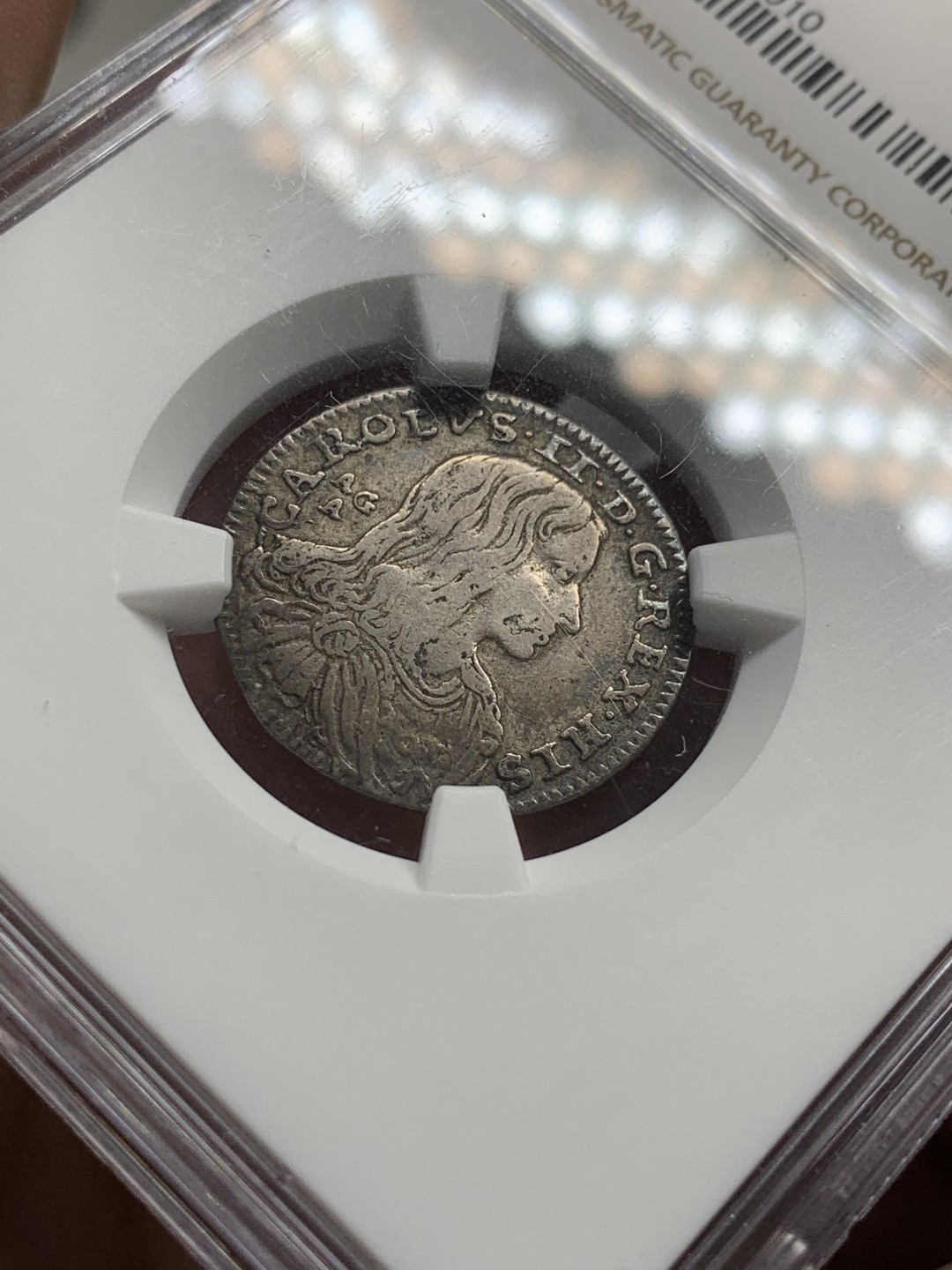 《竞宝斋》第96场-本周日，周一，周四，3场连拍（全场不限金额包邮） 稀少唯一评级记录 NGC VF30 有分不易 西班牙卡洛斯二世 意大利那不勒斯 1688年 Carlino银币 标签面值错误 卡洛斯二世头像很少见！铭文和纹章很完整