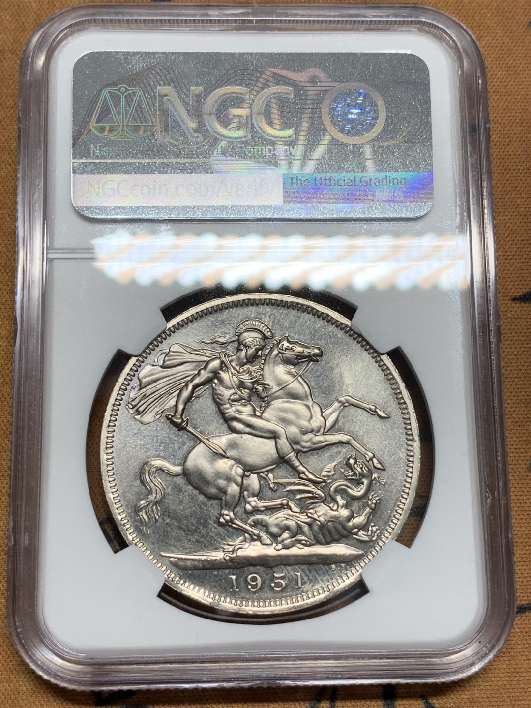 《竞宝斋》第96场-本周日，周一，周四，3场连拍（全场不限金额包邮） NGC-PL64 英国1951年乔治六世1克朗大镍币，最后的马剑。强镜面底板，经典圣乔治屠龙