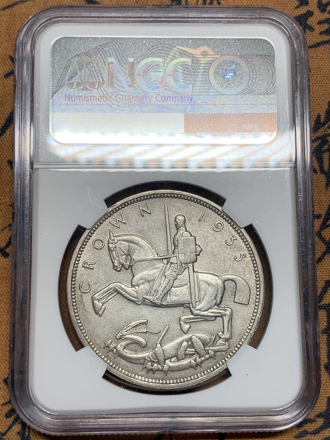 《竞宝斋》第96场-本周日，周一，周四，3场连拍（全场不限金额包邮） NGC-MS63 英国1935年乔治五世头像木马剑1克朗银币