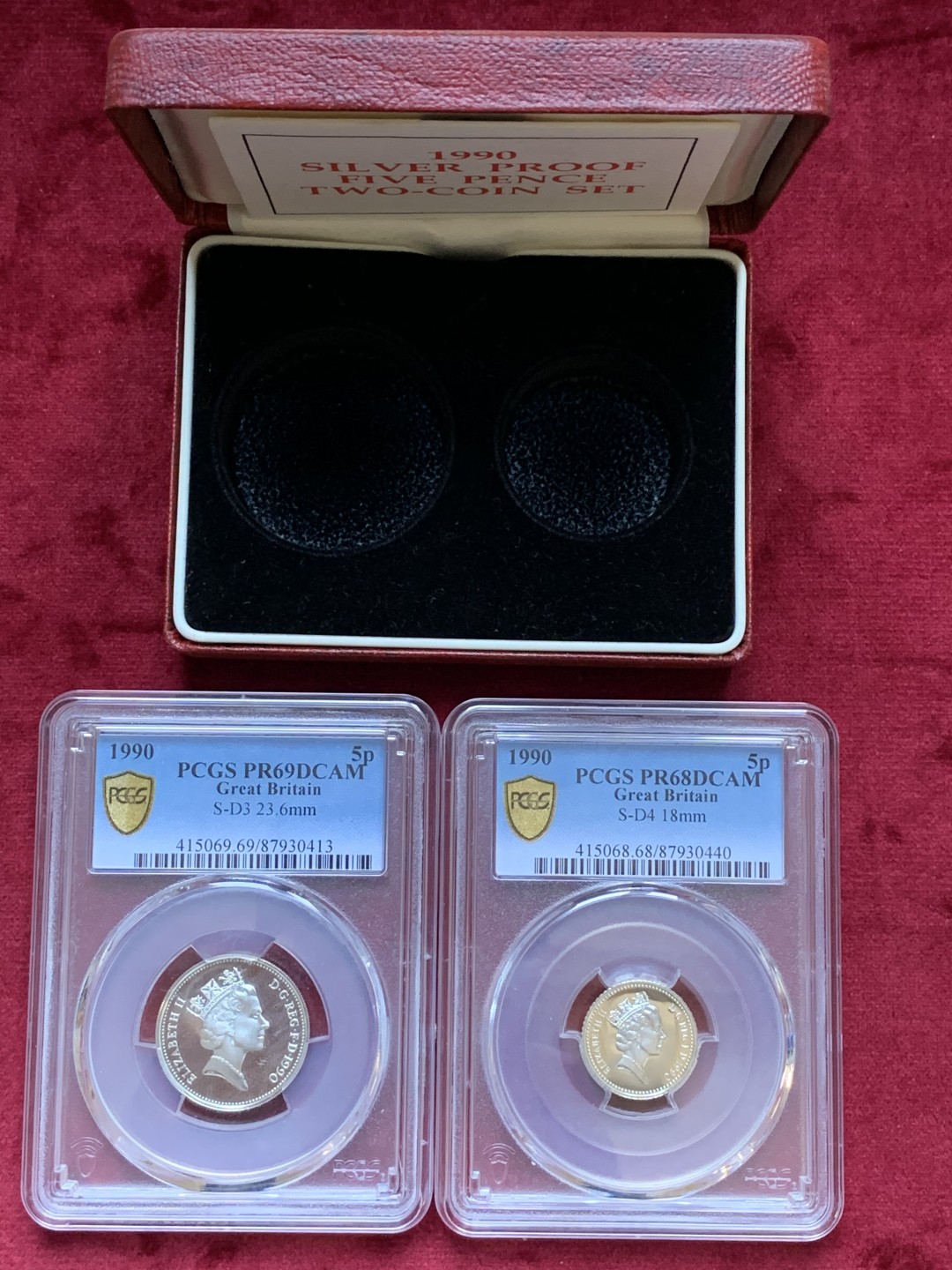 《竞宝斋》第96场-本周日，周一，周四，3场连拍（全场不限金额包邮） PCGS PR68-69 DCAM 英国 1990年 精制5便士银币大小版一对（带原盒）（冠军+亚军分）深度镜面 发行量35000枚