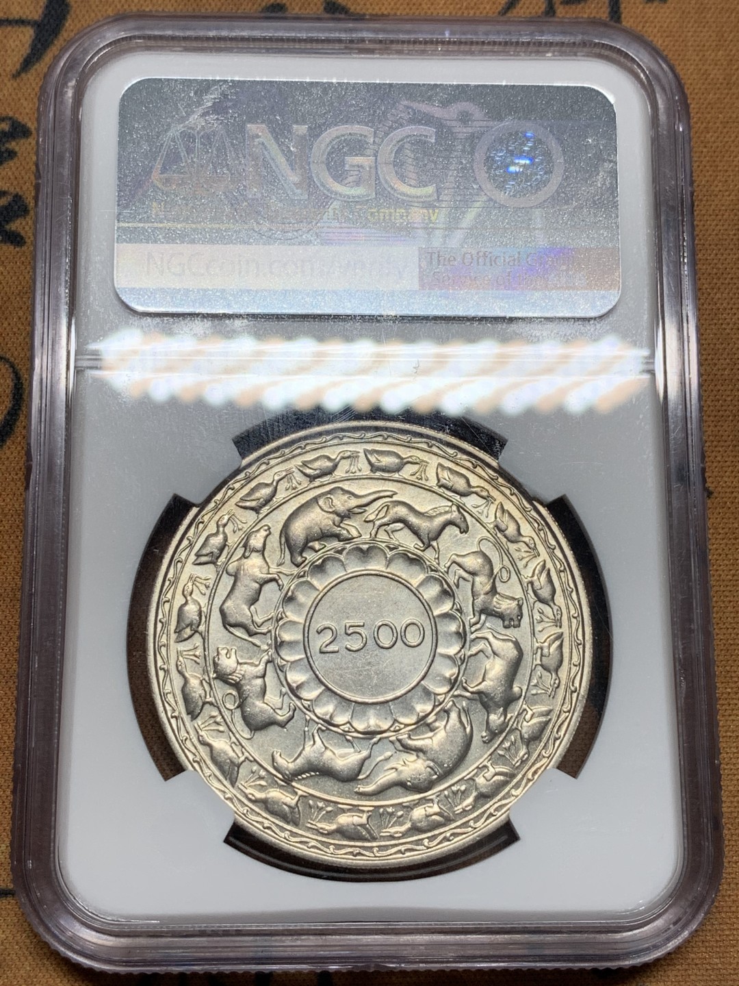 《竞宝斋》第96场-本周日，周一，周四，3场连拍（全场不限金额包邮） NGC-MS64 锡兰 1957年 纪念佛教2500周年 5卢比 大银币 热门品种 带彩