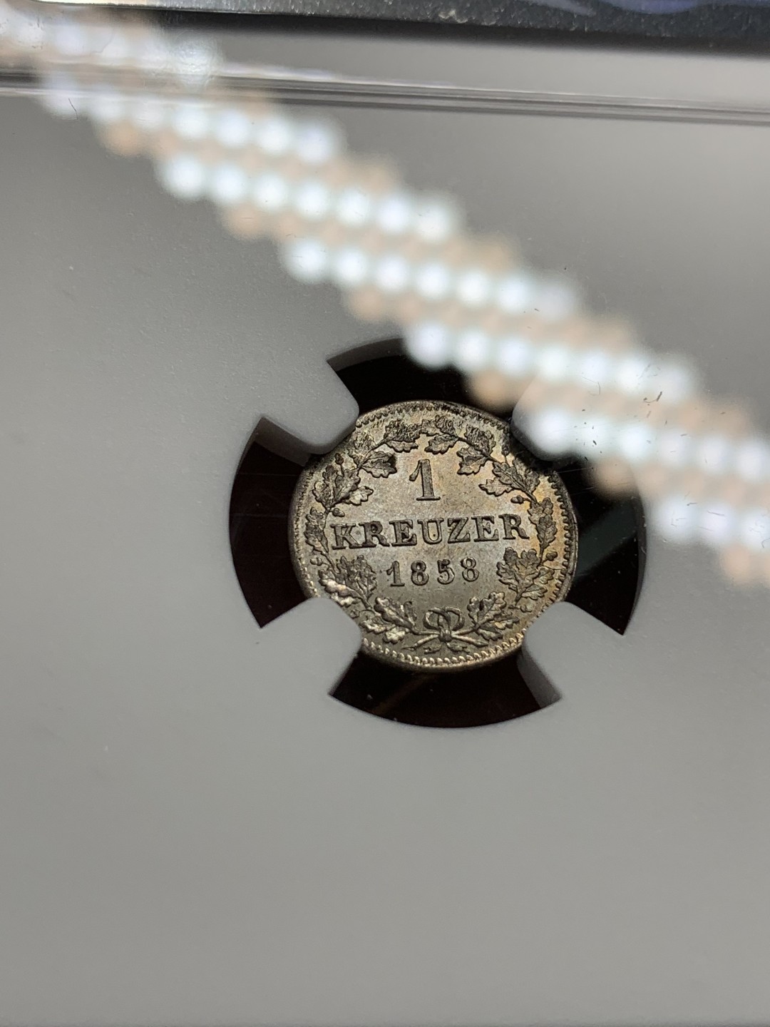 《竞宝斋》第96场-本周日，周一，周四，3场连拍（全场不限金额包邮） NGC-MS64 巴伐利亚1858年1克鲁泽小银币，原光饱满，带转光