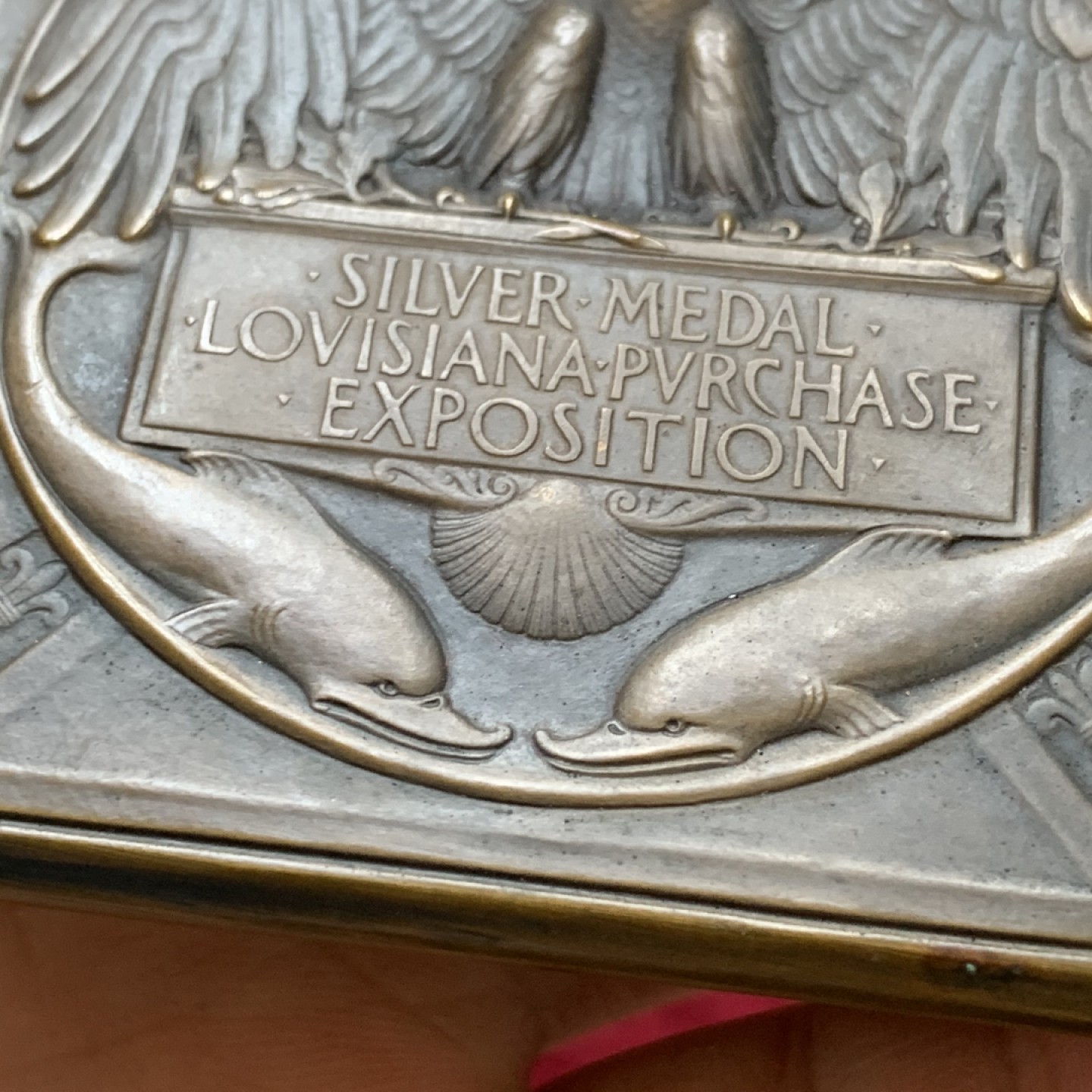 《竞宝斋》第96场-本周日，周一，周四，3场连拍（全场不限金额包邮） 1904年圣路易斯世博会银牌奖章 百年浓郁包浆，带原盒难得，发行量11550枚