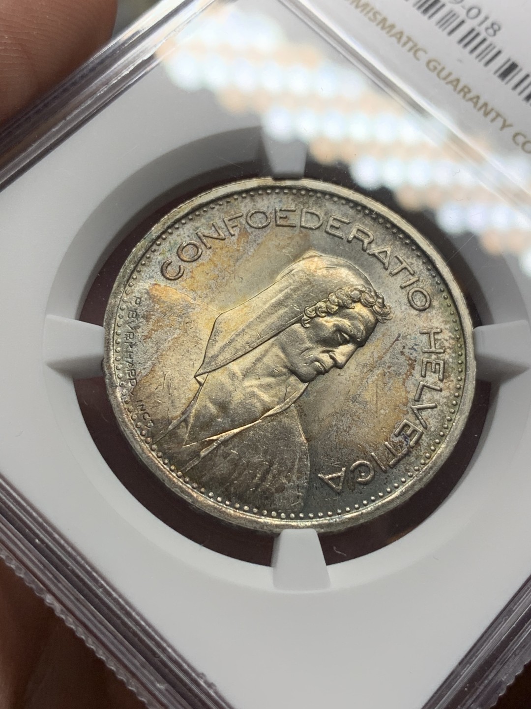 《竞宝斋》第96场-本周日，周一，周四，3场连拍（全场不限金额包邮） NGC-MS63 瑞士1954年 5法郎 这样彩是造币厂涂抹在模具上的黄油粘到了最初打制的几枚币上 经过时间的洗礼 就长成了这样的包浆