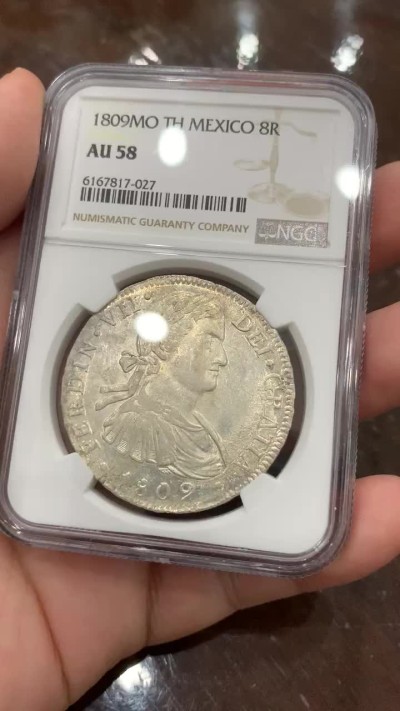 《竞宝斋》第96场-本周日，周一，周四，3场连拍（全场不限金额包邮） NGC AU58 墨西哥 1809年 费七 8里亚尔 双柱大银币 双面深打 PL感十足