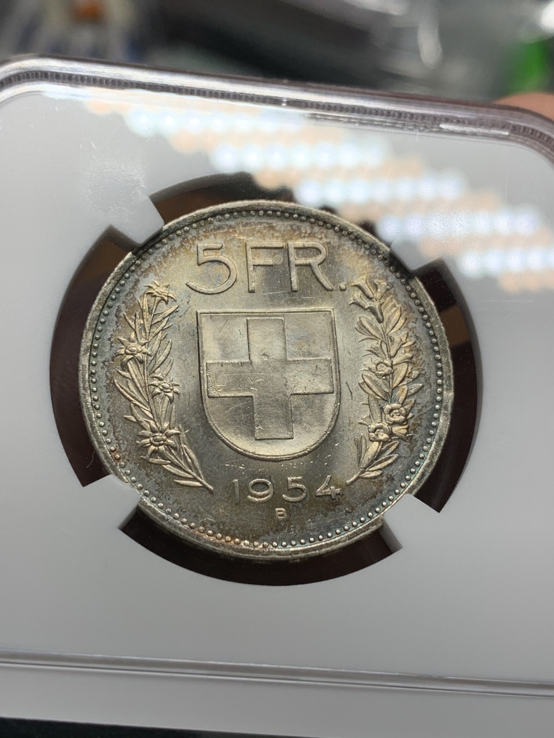 《竞宝斋》第96场-本周日，周一，周四，3场连拍（全场不限金额包邮） NGC-MS63 瑞士1954年 5法郎 这样彩是造币厂涂抹在模具上的黄油粘到了最初打制的几枚币上 经过时间的洗礼 就长成了这样的包浆