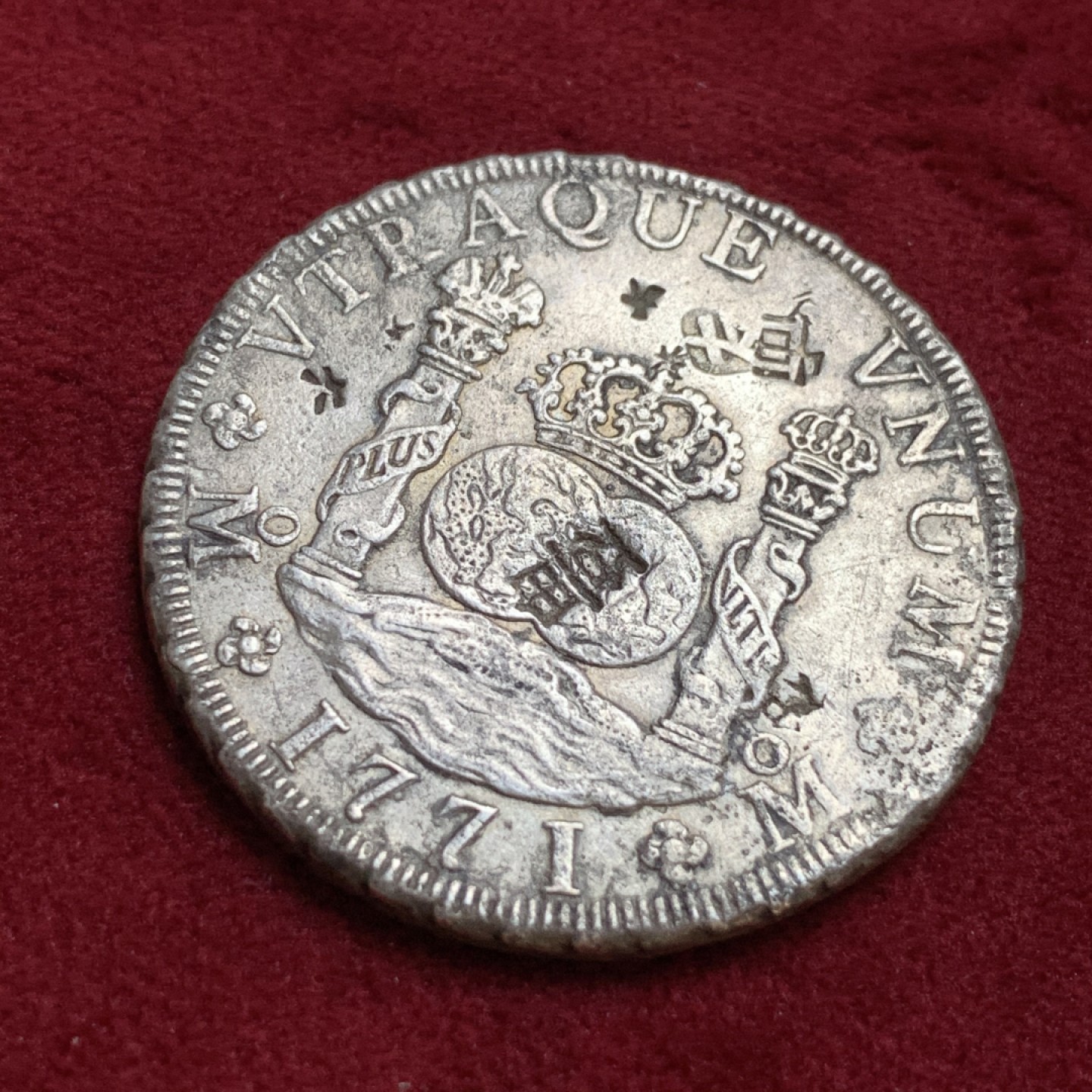 《竞宝斋》第96场-本周日，周一，周四，3场连拍（全场不限金额包邮） 细节清晰包浆均匀 地球双柱 1771年 墨西哥 卡洛斯三世 8里亚尔 银币 图案细节很清晰 灰色包浆均匀漂亮 有几个戳