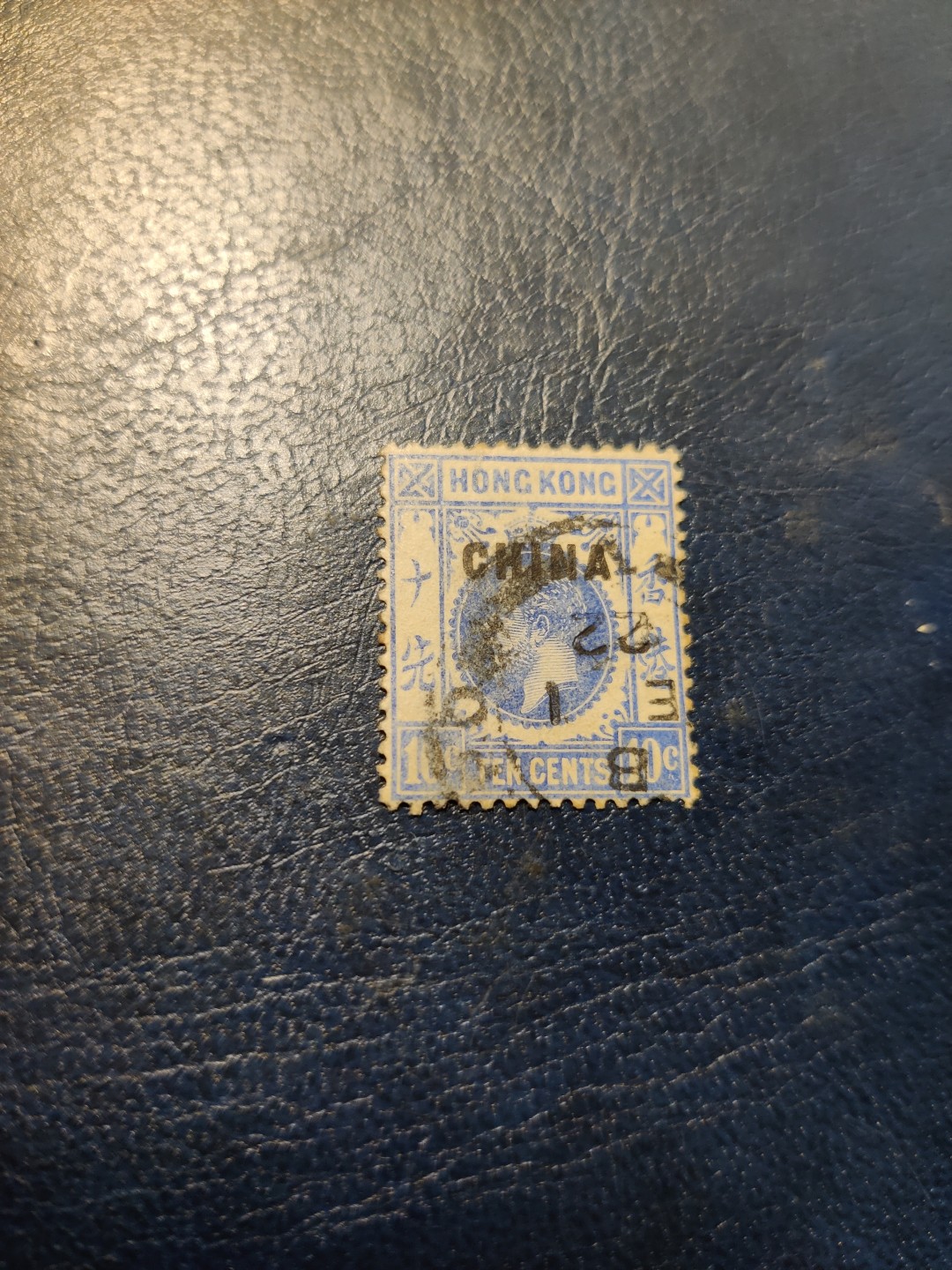 洪涛臻品 精选邮票限时拍卖第三十二期 八国联军时，英国在华租借地发行使用的加盖“CHINA”邮票，邮票背面有防伪水印(图三成交价供参考)。验证过保真，如非真品终生包退，品相自定。百年真品古董，入手大清时期邮票实物的难得机会！