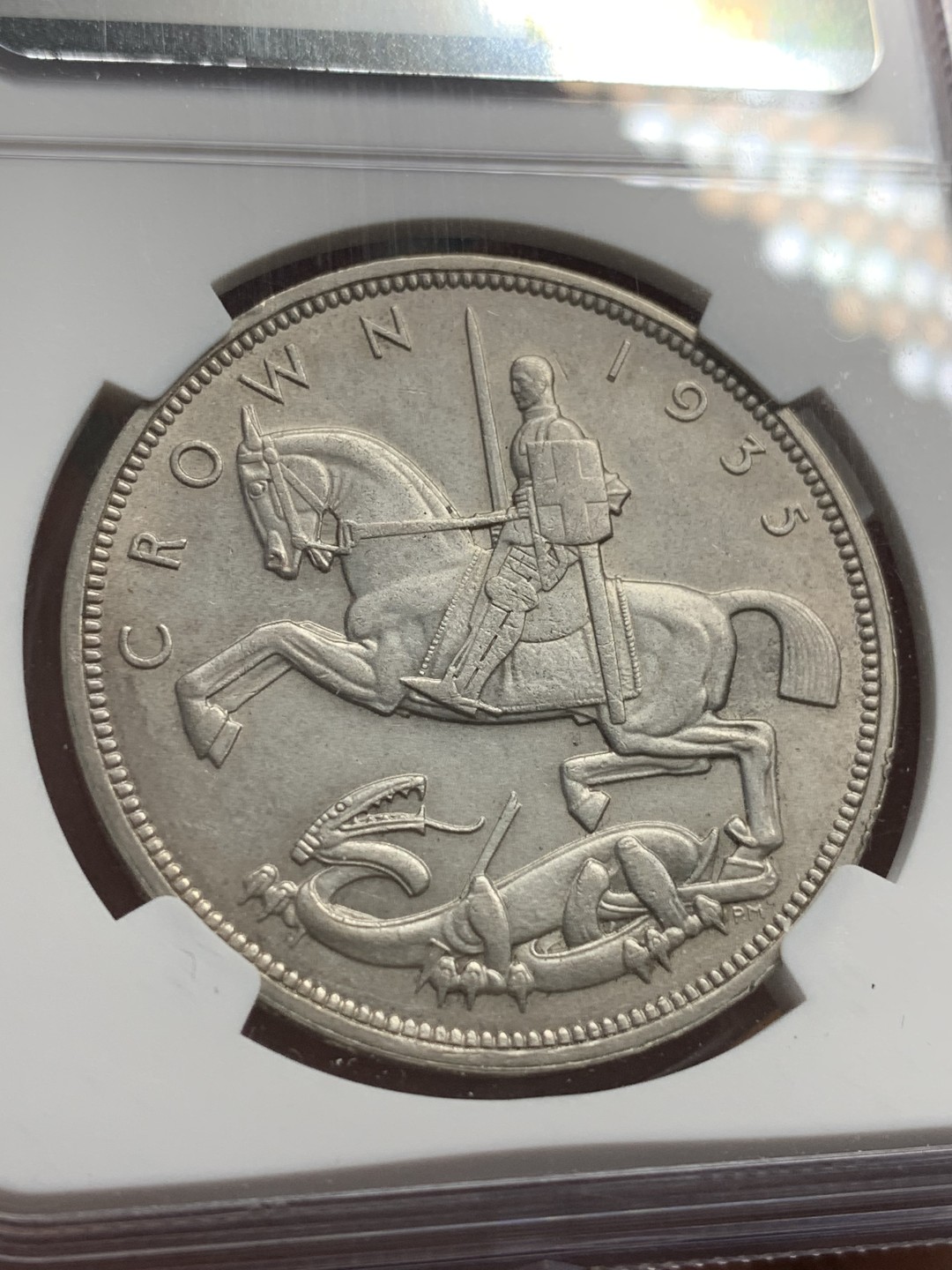 《竞宝斋》第96场-本周日，周一，周四，3场连拍（全场不限金额包邮） NGC-MS63 英国1935年乔治五世头像木马剑1克朗银币