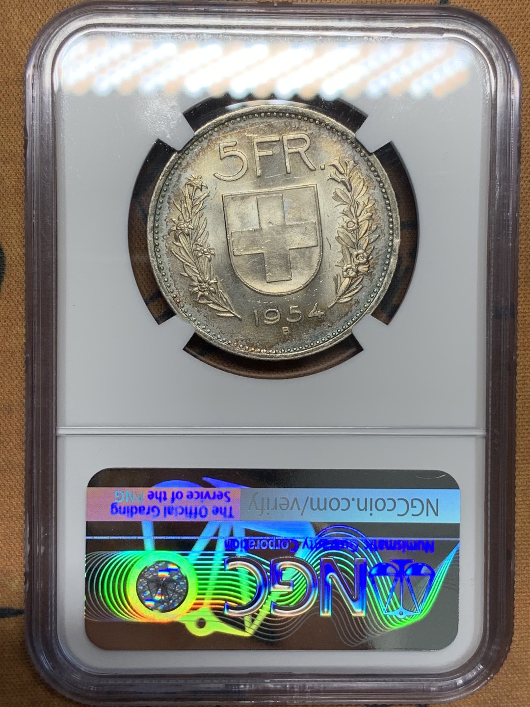 《竞宝斋》第96场-本周日，周一，周四，3场连拍（全场不限金额包邮） NGC-MS63 瑞士1954年 5法郎 这样彩是造币厂涂抹在模具上的黄油粘到了最初打制的几枚币上 经过时间的洗礼 就长成了这样的包浆