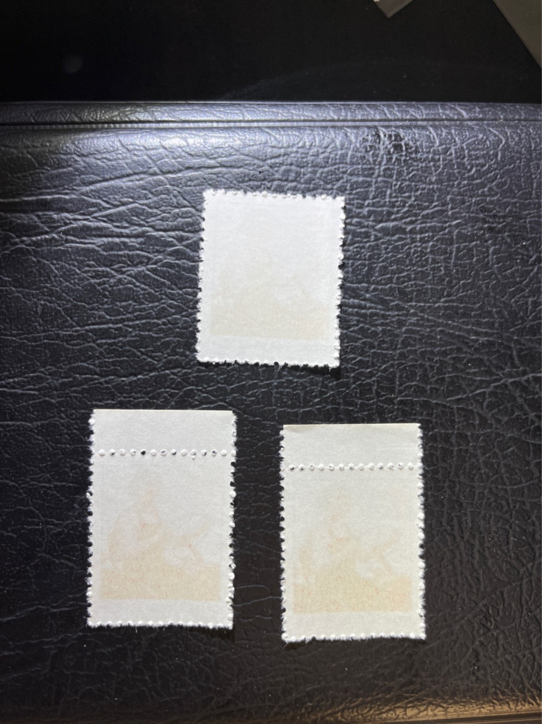 洪涛臻品 精选邮票限时拍卖第三十三期 普无号  5分拖拉机手，3枚一组，版撕嘎嘎绝，文革期间唯一的一套普通，且是在中苏交恶期间，面临苏联核攻击的背景下，设计印刷的战备邮票。因为战备条件不稳定，普无号产生了多种细齿票，随手取票未细分，买家可以自行研究捡漏。 集邮册中不可缺少的一组，目前处于价值洼地，版撕全品可直接评级，版撕小票价格便宜，多多益善，注意捡漏
