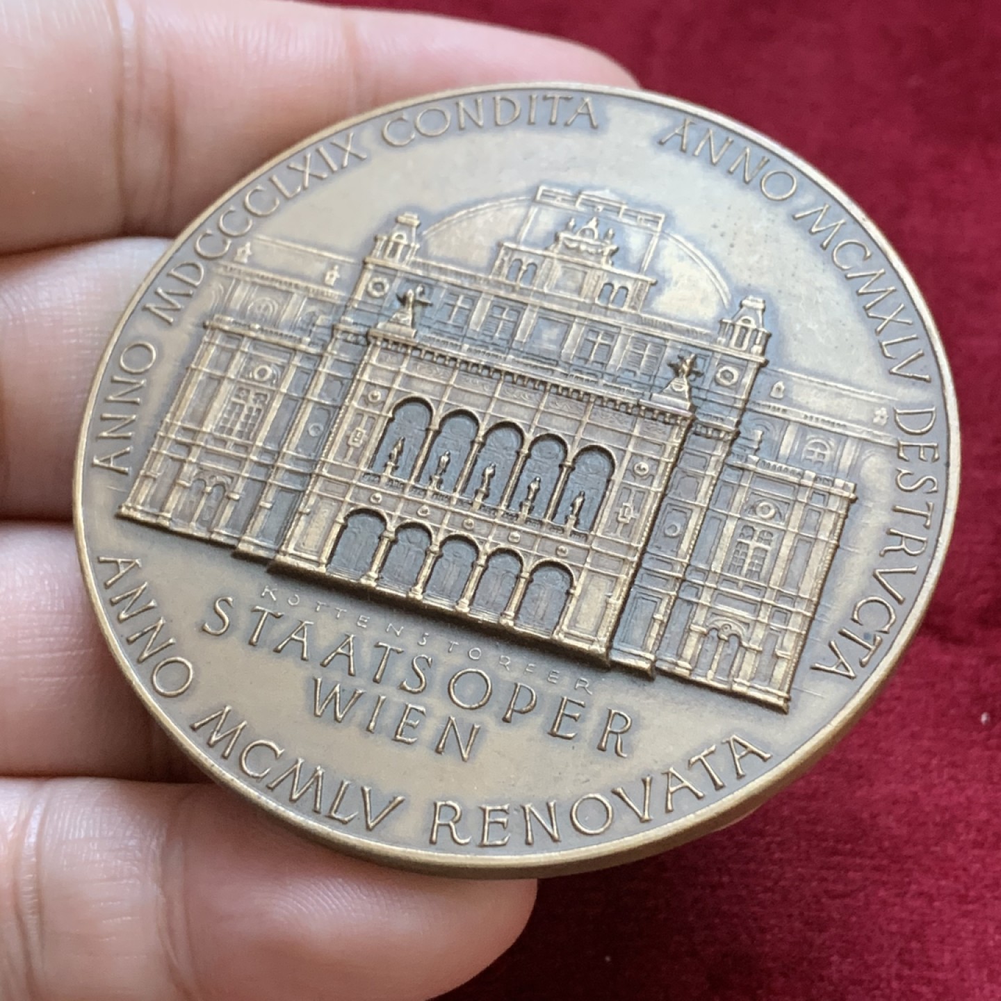 《竞宝斋》第96场-本周日，周一，周四，3场连拍（全场不限金额包邮） 维也纳1955年国家歌剧院修复纪念铜章 直径约60毫米 重量约76.4克