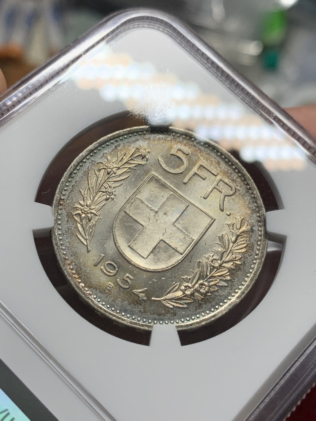 《竞宝斋》第96场-本周日，周一，周四，3场连拍（全场不限金额包邮） NGC-MS63 瑞士1954年 5法郎 这样彩是造币厂涂抹在模具上的黄油粘到了最初打制的几枚币上 经过时间的洗礼 就长成了这样的包浆