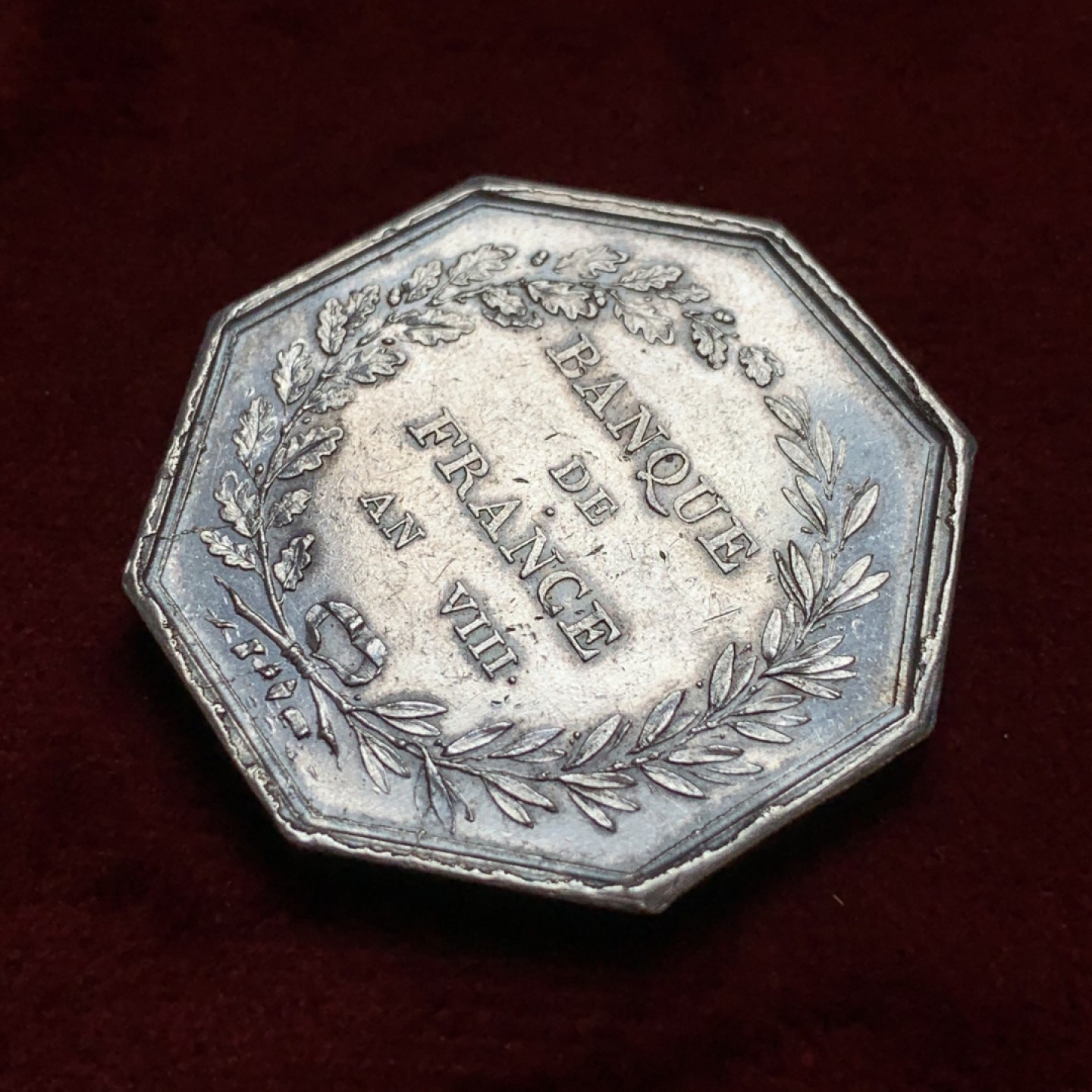 《竞宝斋》第96场-本周日，周一，周四，3场连拍（全场不限金额包邮） 法国法兰西银行大八角代币 早期手指铭 36毫米 23.7克