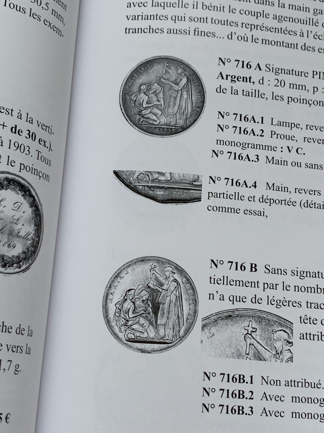 《竞宝斋》第96场-本周日，周一，周四，3场连拍（全场不限金额包邮） 法国 结婚 纪念章 目录 厚达 320页 重达1.6公斤 A4纸大小 亏运费的品种 不过介绍的非常详细 版本众多