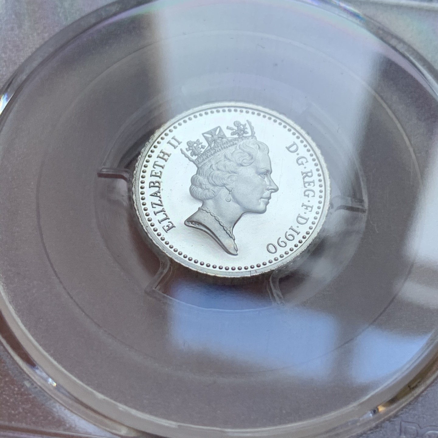 《竞宝斋》第96场-本周日，周一，周四，3场连拍（全场不限金额包邮） PCGS PR68-69 DCAM 英国 1990年 精制5便士银币大小版一对（带原盒）（冠军+亚军分）深度镜面 发行量35000枚