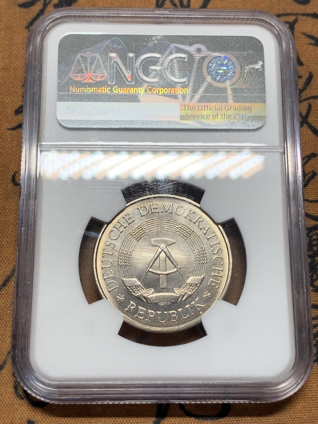 《竞宝斋》第96场-本周日，周一，周四，3场连拍（全场不限金额包邮） NGC MS66 东德1969年5马克 白铜少见 冠军分数