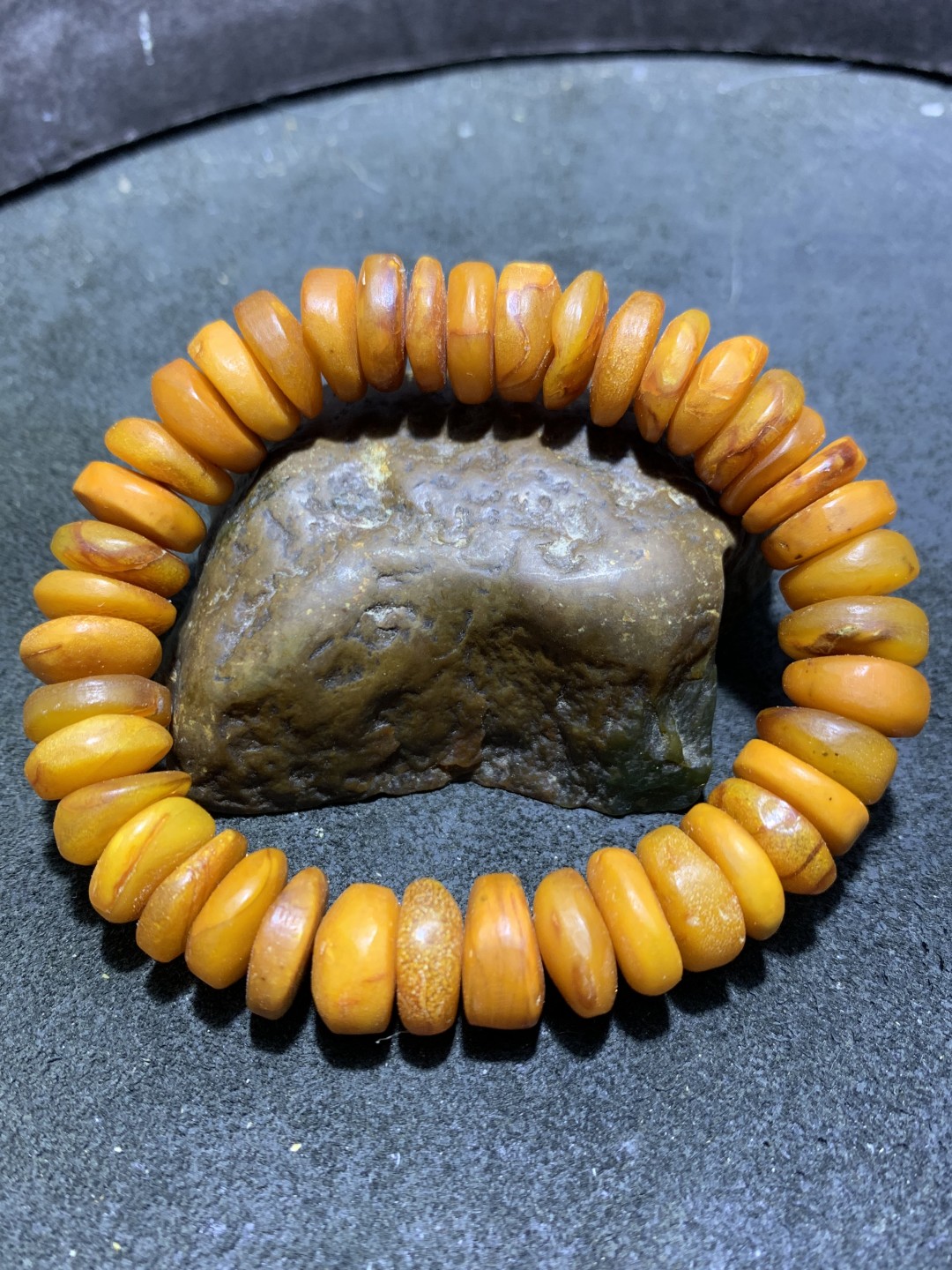 精美老蜜随形车轮手串一条，
