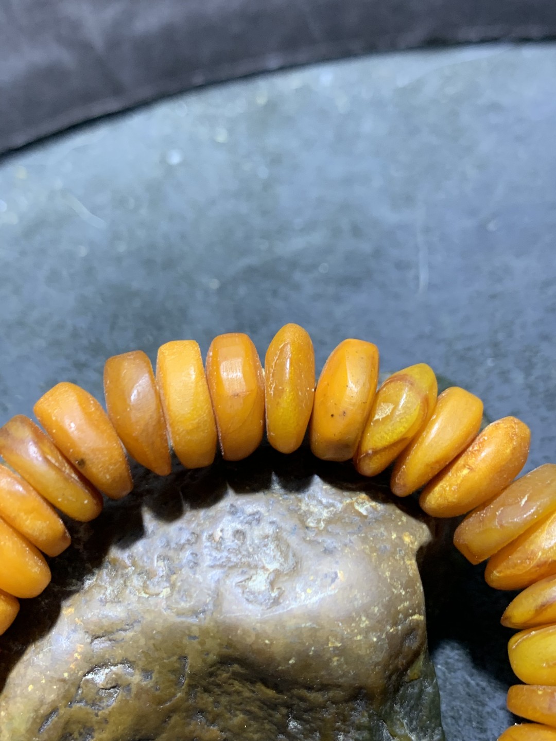 精美老蜜随形车轮手串一条，