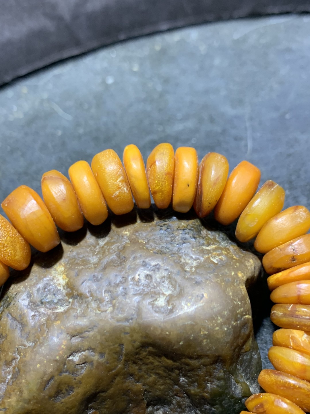 精美老蜜随形车轮手串一条，