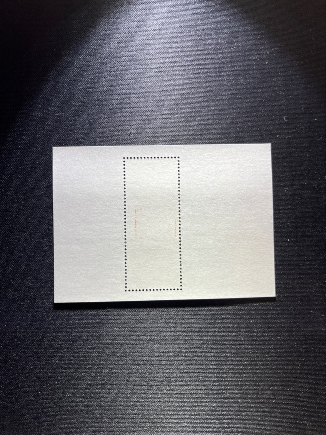 洪涛臻品 精选邮票限时拍卖第三十四期 ✦大龙小型张1枚✦  拍品是1枚，拍品为实图，新拆盒中间抽了一枚品相无瑕疵的，朋友的大龙评级99分卖了1.2万，全程带硅胶手套拆，不碰金粉，票没有触痕，收藏或者搏高分的老板留意下！！全品可直接评级