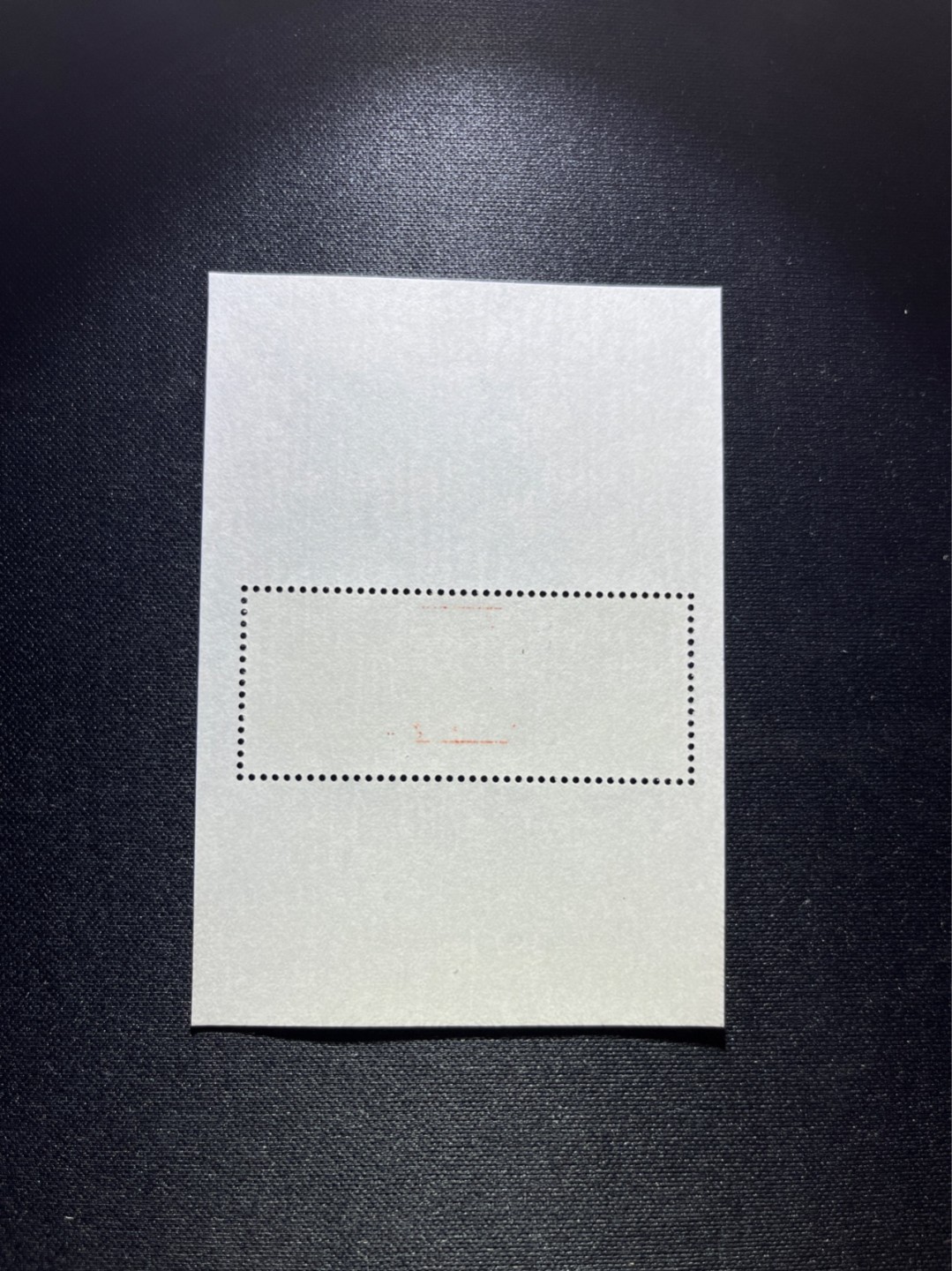 洪涛臻品 精选邮票限时拍卖第三十四期 ✦大龙小型张1枚✦  拍品是1枚，拍品为实图，新拆盒中间抽了一枚品相无瑕疵的，朋友的大龙评级99分卖了1.2万，全程带硅胶手套拆，不碰金粉，票没有触痕，收藏或者搏高分的老板留意下！！全品可直接评级